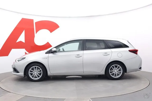 Toyota Auris Touring Sports 1,8 Hybrid Active Edition - 1. om, täyd. huoltokirja, NAVI,Kamera ym. ALV.väh.oikeus. Image 2